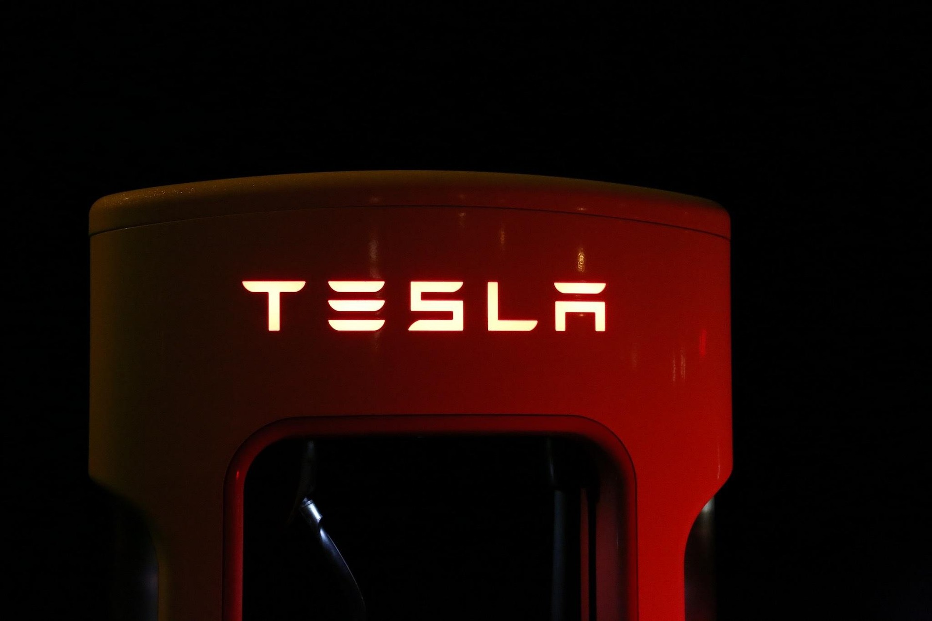 Tesla vs Unrelated Businesses Using “Tesla” Branding: Understanding Trademark Confusion and Mistaken Attribution Online